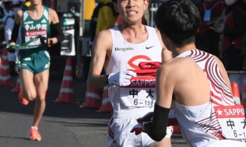 【第99回箱根駅伝】中大が首位キープし4区へ　2位駒大、3位青学大　東国大は2分44秒差の12位でビンセントがスタート