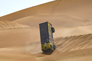 砂の波を乗り越えバランスを失い砂漠に突き刺さるカミオン　(C) A.S.O./G.Soldano/DPPI