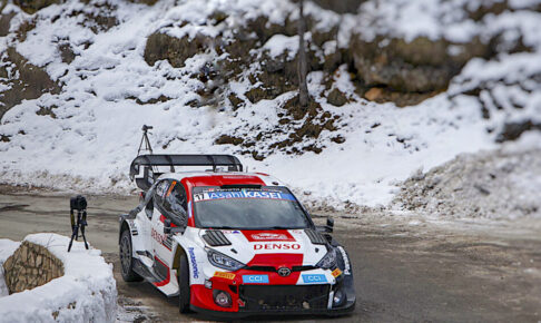 残雪の中、ラリー・モンテカルロで首位を快走するセバスチャン・オジエ　(C) Toyota Gazoo Racing WRT