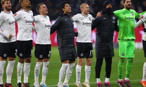 サッカー＝フランクフルト快勝で2位浮上、鎌田が先発出場