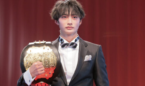 【K-1 AWARDS】W受賞の大久保琉唯、「格闘技を知らない人に感動とパワーを伝えたい」ファンからは「蝶ネクタイ姿格好いい」の声も