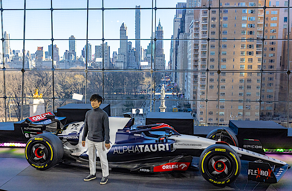 【F1】「今季は最高の走りを見せる」と角田裕毅　アルファタウリがNYファッション・ウィークで2023年の新車発表
