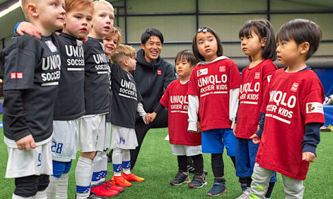 【ブンデスリーガ】内田篤人が古巣シャルケのホームでキッズフェスの子どもを見守る　「少しでもサッカーに親しみを」