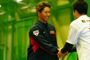 【WBC】吉田正尚、メジャー組“最後の合流”　大谷翔平とガッチリ握手、岡本和真と談笑