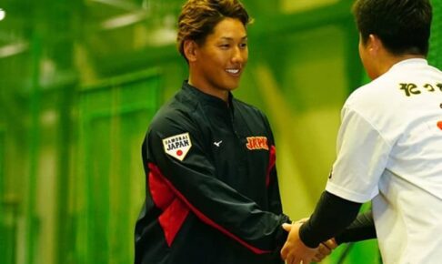 【WBC】吉田正尚、メジャー組“最後の合流”　大谷翔平とガッチリ握手、岡本和真と談笑