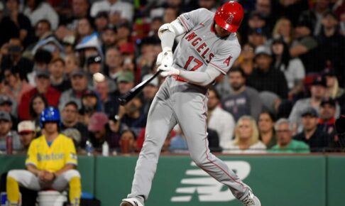 【MLB】大谷翔平、内角攻めを攻略する左前安打　スライディング後に相手二塁手の土を振り払う“紳士”対応