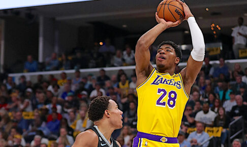 【NBA】「このリアクション最高」八村塁の3Pに、レブロンとADが咆哮……エース不在の“伝統の一戦”で劇的勝利