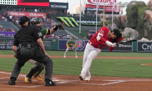 頭部への投球を間一髪で避けるエンゼルス・大谷翔平