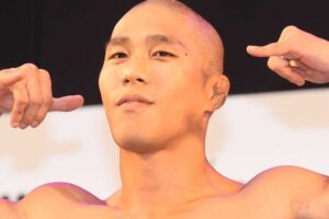 背水の山本アーセンが4年ぶり勝利！　気迫の攻めで3年ぶり復帰戦で伊藤裕樹に判定完勝　母・美憂はリングサイドで号泣