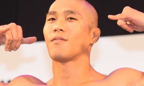 背水の山本アーセンが4年ぶり勝利！　気迫の攻めで3年ぶり復帰戦で伊藤裕樹に判定完勝　母・美憂はリングサイドで号泣
