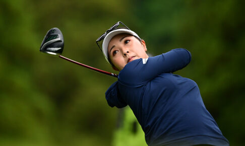 青木瀬令奈が逆転で大混戦を制す、年間女王争いは山下美夢有が首位守るも岩井明愛が差を詰める　エリエールレディス最終日