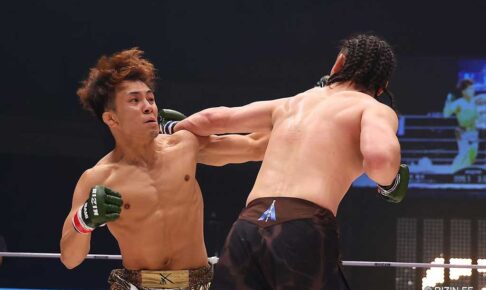 【RIZIN.43】“親友対決”で流血ストレートと非情のサッカーボールキック　新居すぐるが飯田にKO勝ち　「健夫、愛してるぞ！」