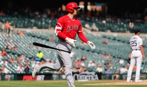 【MLB】大谷翔平、途中交代に公式「痙攣のため」と説明　2打席連続38号直後に左脇腹を気にする素振り