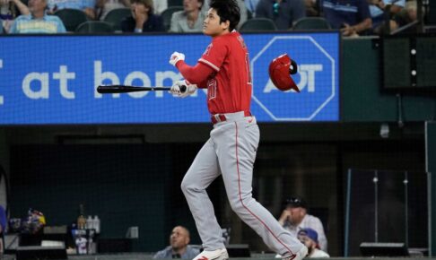 【MLB】大谷翔平、ヘルメットも吹っ飛ぶ“豪快フルスイング”で飛距離133メートル特大42号弾