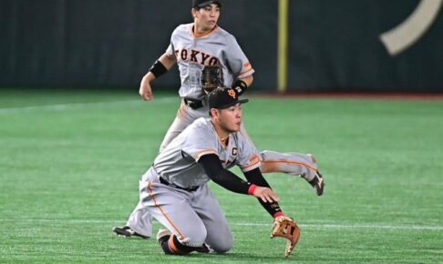 ルーキー憑依“そっくり一回転”が「美しい」　岡本和真の膝つき美技が「カッコよすぎ」