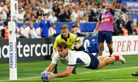 ラグビーW杯開幕戦、開催国フランスがNZ撃破　V候補同士の白熱シーソーゲームに8万人熱狂、NZはW杯1次L初黒星の屈辱