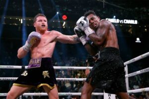 カネロ、世紀の4団体王者対決でチャーロに圧勝！　7R鮮烈ダウン奪取で判定勝ち＆防衛、キャリア通算60勝目
