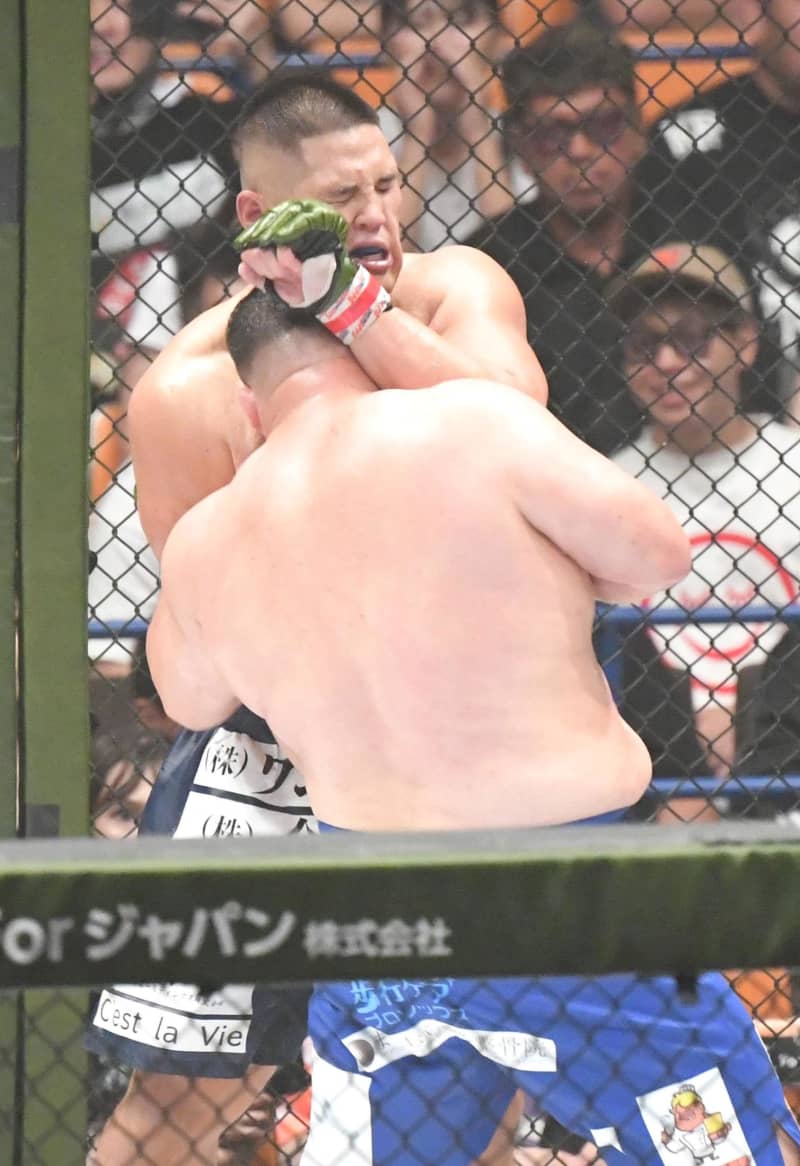 元幕内貴源治こと貴賢神、MMAデビュー3連敗 1R圧倒も急失速、2R終盤ボコボコでレフェリーストップに呆然 元幕内貴源治こと貴賢神、MMAデビュー3連敗 1R圧倒も急失速、2R終盤ボコボコでレフェリーストップに呆然