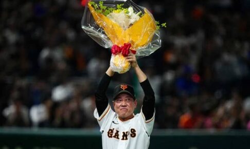 原監督、選手のサプライズに涙「予想もしてなかった」　囲み取材で絶句「一言では…」