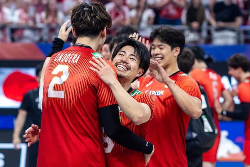 男子バレーで掲げられた天国の藤井直伸さんユニに世界のファンが涙「フジイ、彼らはやったよ」 男子バレーで掲げられた天国の藤井直伸さんユニに世界のファンが涙「フジイ、彼らはやったよ」