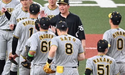 阪神　歴史的猛攻で初戦に大勝　球団新記録の13安打で山本由伸KO　采配ズバズバの岡田監督は日本シリーズ初勝利