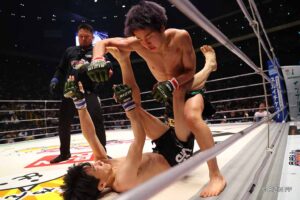 【RIZIN.45】「まるで天心のMMAデビュー」弟・那須川龍心、寝技回避→パウンドで“劇的”TKO勝利