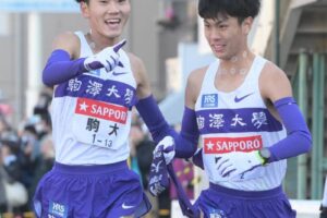 駒大が首位キープ　2区鈴木芽吹主将も快走で3区の“怪物”佐藤圭汰へ　2位青学大との差は22秒に詰められるも駅伝23区間連続1位通過守る