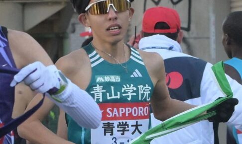 青学大の2区“駅伝男”黒田朝日が区間賞激走で7人抜き2位浮上　駒大・鈴木芽吹を猛追で22秒差まで詰める
