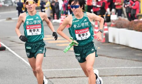 青学大が首位浮上！3区太田蒼生が“怪物”佐藤圭汰との22秒差逆転　首位の景色に満面の笑み「美しかったです」駒大の連続区間1位記録を23で止める！