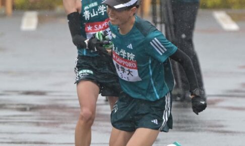 青学大が4区で独走態勢　佐藤一世が雨中の区間賞激走　体調不良乗り越え「心が折れたりしたが」　駒大との差を1分27秒に広げ5区“若の神”若林へ