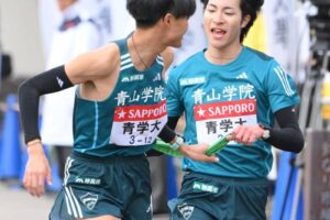首位青学大が駒大に4分17秒差の独走態勢　6区野村昭夢が区間2位の快走　兄は東洋大で活躍　原監督の「兄貴を超える時がきたぞ！」猛ゲキに応える