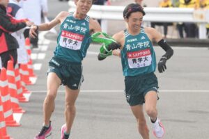 青学大が2年ぶり総合Vへ首位独走　2位駒大と5分33秒差　8区塩出翔太も歴代3位タイムで快走