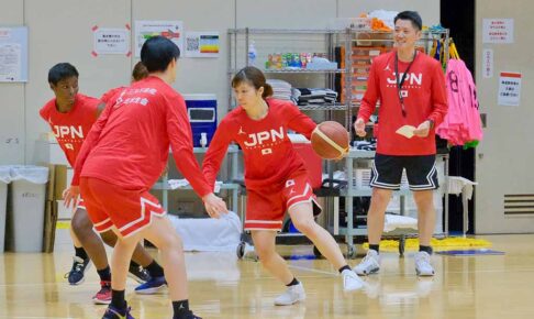 “復帰のベテラン”と“高校生シューター”を恩塚HCが招集したワケ パリ五輪目指すバスケ女子日本代表の現在地 女子日本代表合宿中に練習を見つめる恩塚HC
