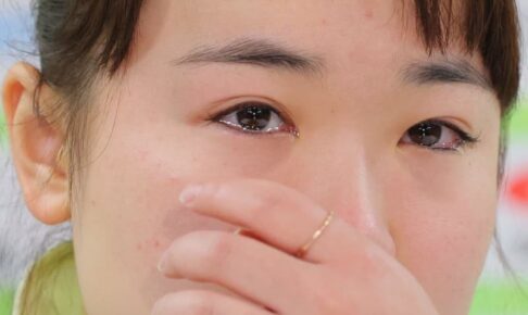 伊藤美誠　まさかの敗退にむせび泣く　隣り合うコートで平野美宇が勝利→徐々に流れ失う　ネット「勝負の世界って怖い」