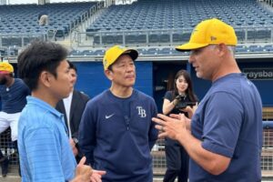 栗山英樹氏がレイズのキャンプ地を訪問　キャッシュ監督らと交流