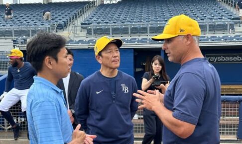 栗山英樹氏がレイズのキャンプ地を訪問　キャッシュ監督らと交流