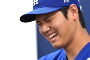大谷翔平が照れ笑い　妻同行は「いい思い出になる」も「自分のやることに集中」　ダルビッシュとの初対決は「目標にしてきた」開幕戦へ抱負