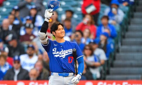 【MLB】「ヘルメットを脱いで笑顔に」大谷翔平、エンゼルスタジアム“帰還”に場内大歓声　名場面集が流れる粋な演出も