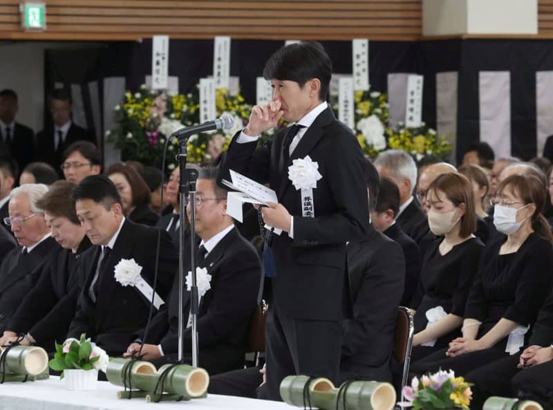 藤岡康太さん葬儀 武豊騎手が何度も声を詰まらせ別れの言葉「遺影を前に胸が締め付けられる思い」 藤岡康太さん葬儀 武豊騎手が何度も声を詰まらせ別れの言葉「遺影を前に胸が締め付けられる思い」