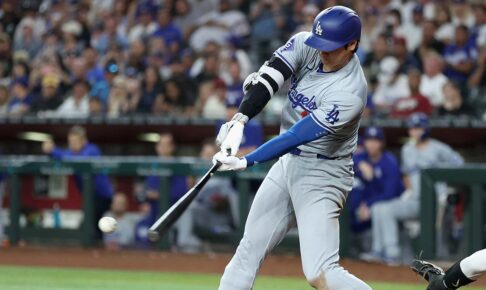 【MLB】「危なかった」大谷翔平、一塁ゴロであわや野手と激突でヒヤリ……術後の右手をプルプル