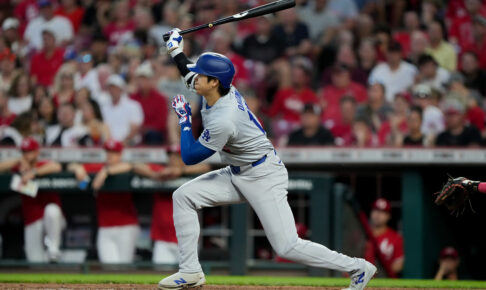 【MLB】「オオタニの最も楽々なスリーベース」大谷翔平、2三振の不安払拭の164キロ三塁打　一塁線抜いた打球にド軍メディアも注目