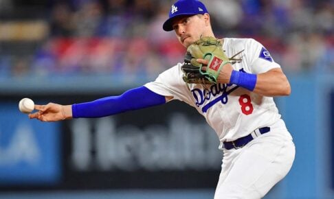 【MLB】ド軍始球式にサッカー界のレジェンド登場で大歓声「2人のスポーツ界のスター」　キケ相手のノーバウンド投球とユニ交換に熱視線