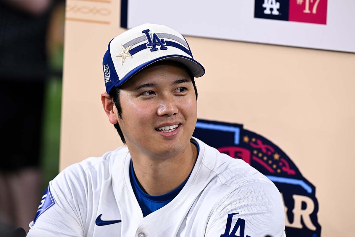 【MLB】大谷翔平とグラスノーが“自撮り”2ショットで満喫　ダービー出場のテオスカーに笑顔でアドバイス「センター方向へ打て」
