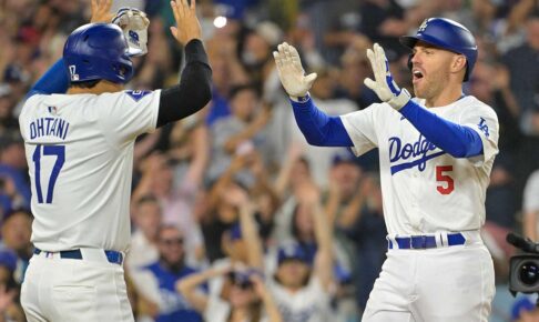 大谷翔平（左）とハイタッチするフレディ・フリーマン