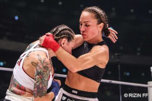 【超RIZIN.3】マッスル美女ファイターの鼻へし折れ「バキッ」……壮絶ベアナックルファイトで豪エマリーが“37秒殺”KO