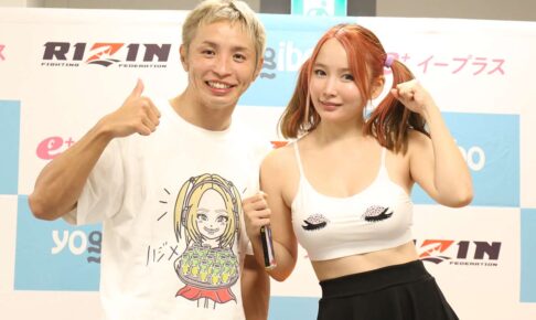 試合後インタビューでの久保優太（左）と元妻のサラさん