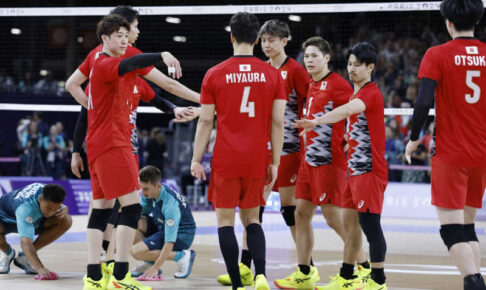 バレー高橋藍「日本は絶対大丈夫」「いつも通りやれば絶対に行ける！」恩師の熱き応援を引用　敗戦後は石川祐希が円陣