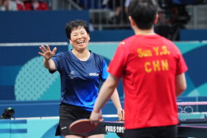 女子卓球の絶対女王・孫穎莎が61歳レジェンドと見せた友情　中国メディアが“38歳差対決”に脚光「勝ち負けは重要ではない」【パリ五輪2024】