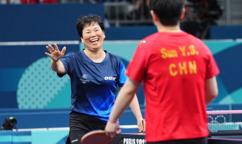 女子卓球の絶対女王・孫穎莎が61歳レジェンドと見せた友情　中国メディアが“38歳差対決”に脚光「勝ち負けは重要ではない」【パリ五輪2024】