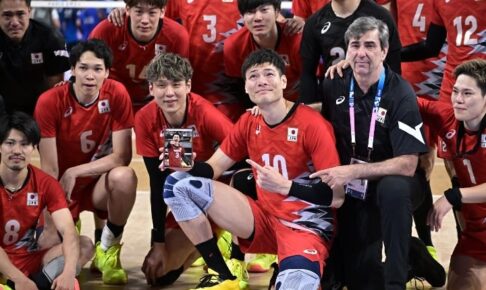 日本男子バレー、フルセットの大熱戦もイタリアに敗れ涙…試合後の記念撮影に加わった”遺影”に海外感動「彼の功績を讃えている」【パリ五輪】